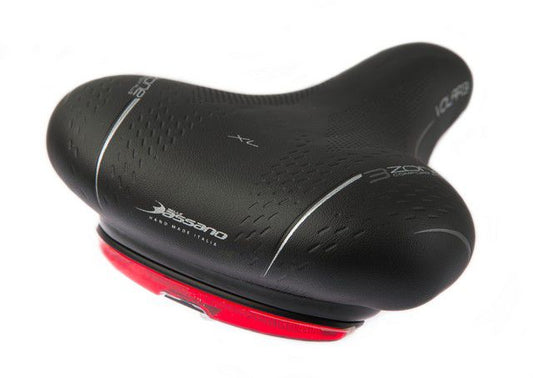 Selle Bassano zadel Volare  3 Zone D XL. met Spanninga achterlicht + elastomeer