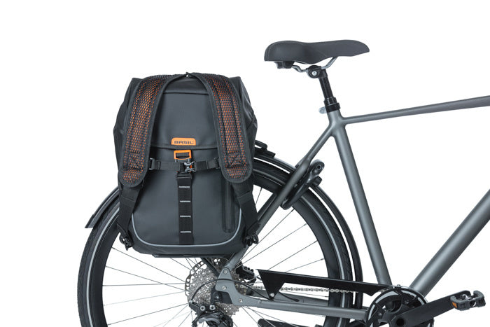 Basil 18087 Miles Tarpaulin fietsrugzak 17L. zwart oranje