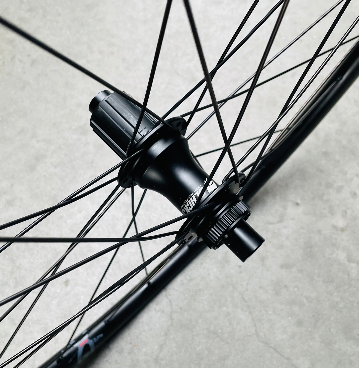 Achterwiel 28' - 622x19 Airline Corsa 28H zwart DA210 center lock SH.142x12-Black Jack