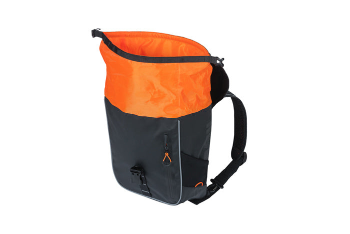 Basil 18087 Miles Tarpaulin fietsrugzak 17L. zwart oranje