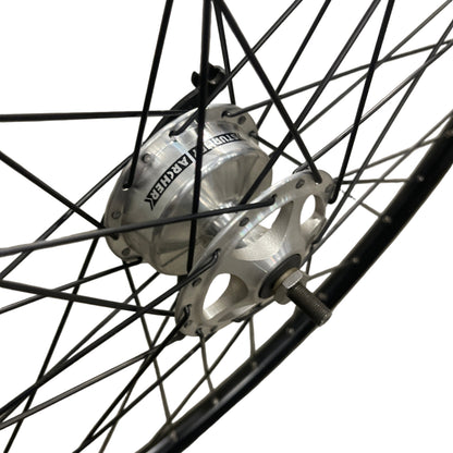 Voorwiel 28" - 622 Dynamic zwart/zwarte spaken alu. trommel SA