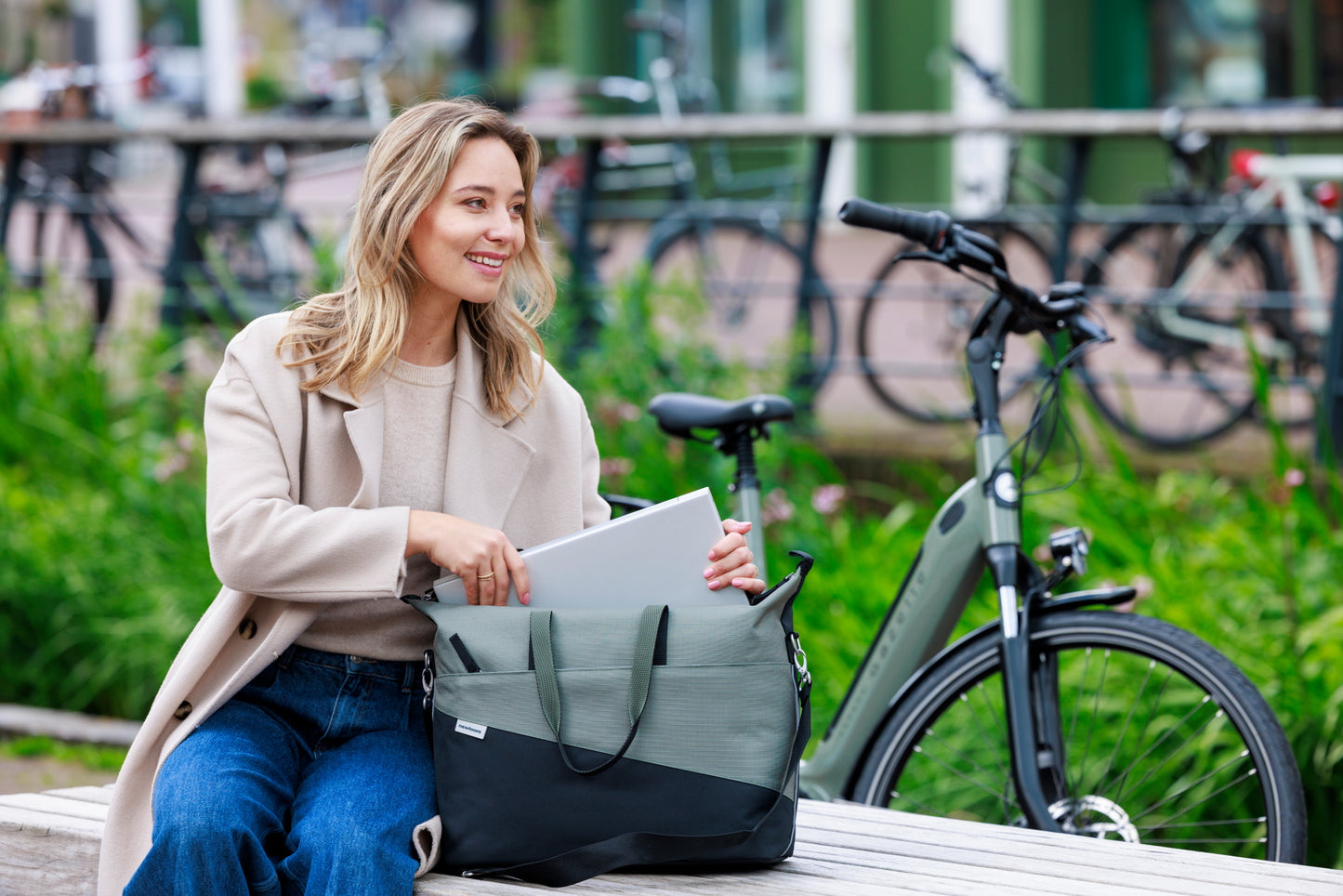 New Looxs tas nr. 357 Oslo Tendo laptop fietstas Black/Green - 357.162