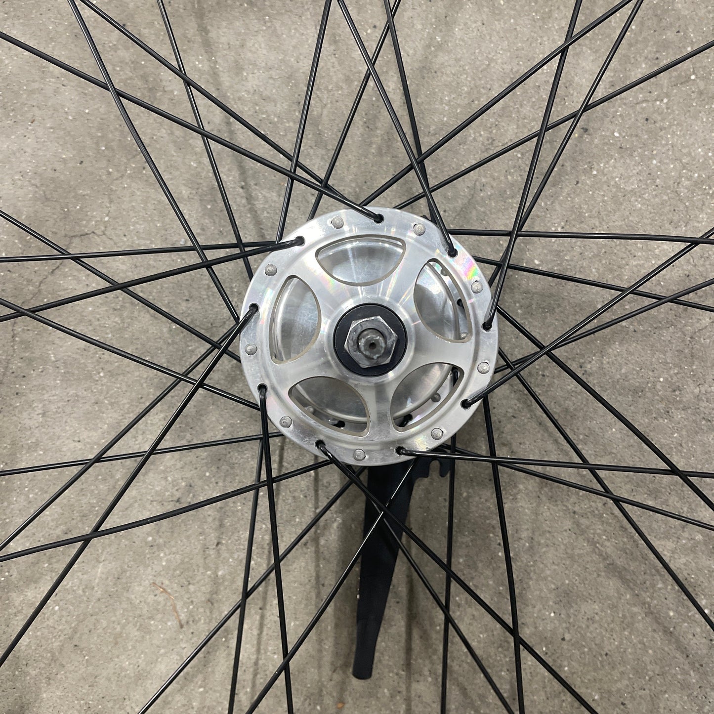 Voorwiel 28" - 622 Dynamic zwart/zwarte spaken alu. trommel SA