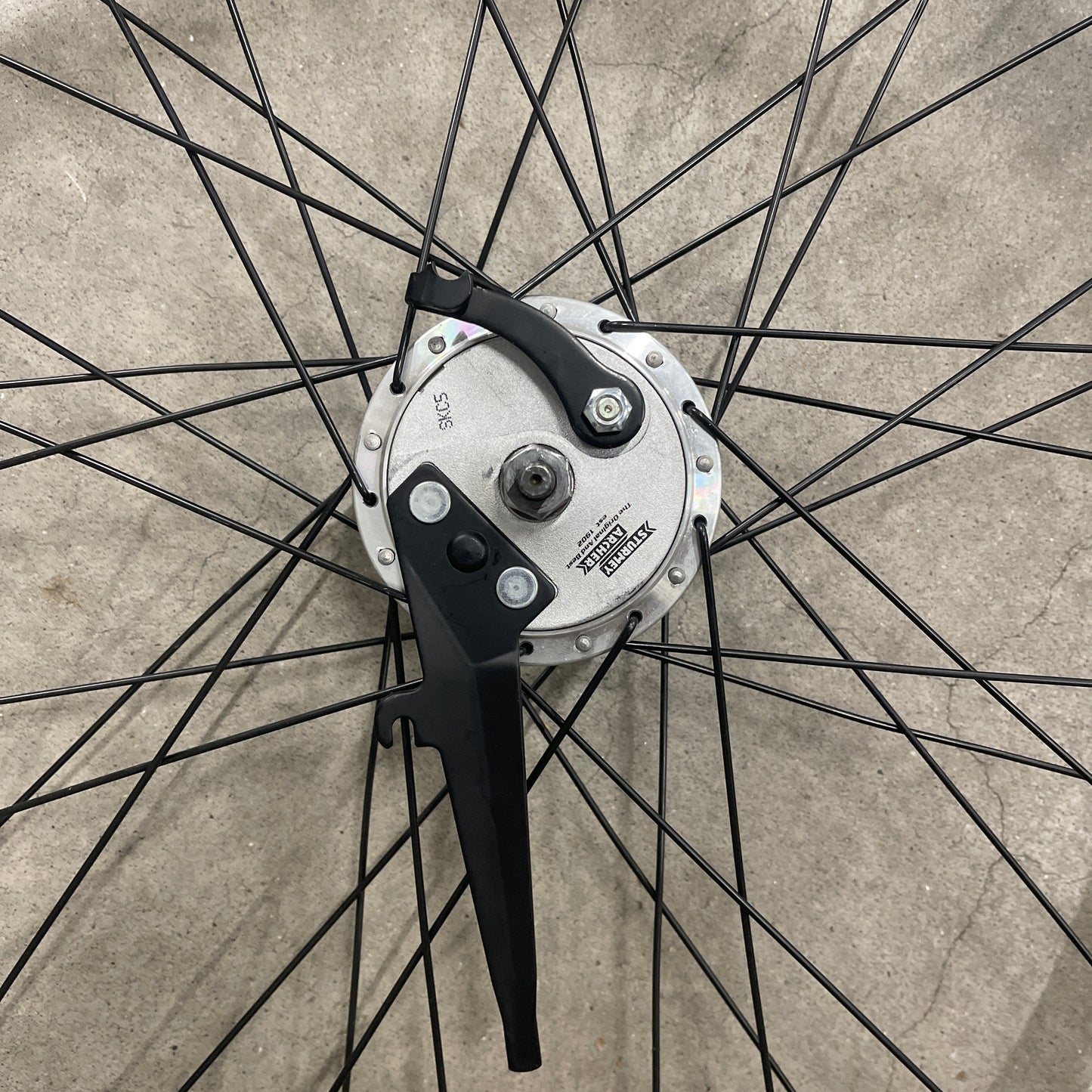 Voorwiel 28" - 622 Dynamic zwart/zwarte spaken alu. trommel SA