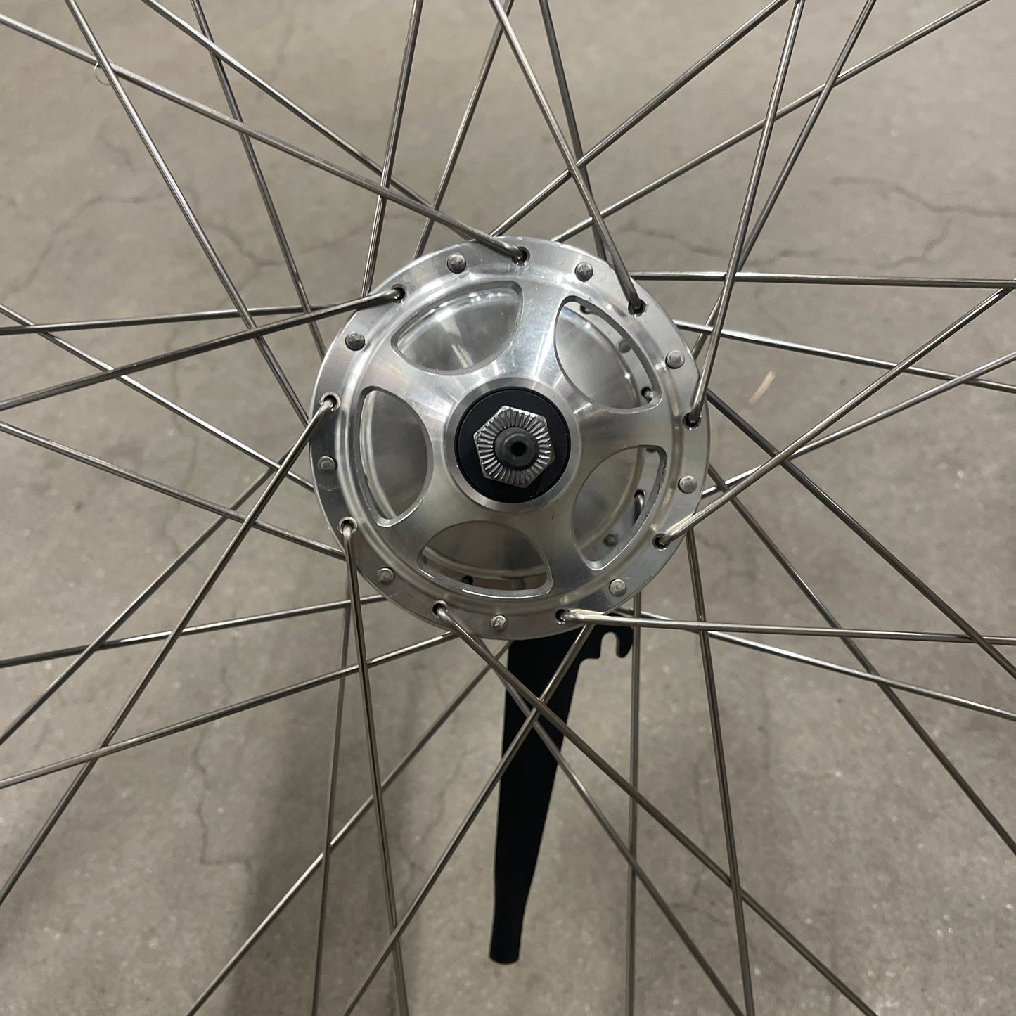 Voorwiel 28" - 622 Dynamic zwart RVS spaken alu. trommel SA