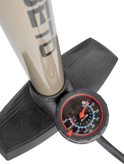 Beto pomp met manometer en Schwalbe SCV pompkop 90°