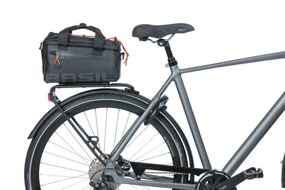 Basil 18114 Miles Tarpaulin bagagedragertas MIK 7L. zwart/oranje