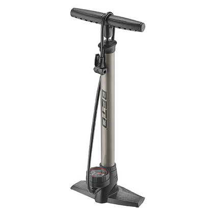 Beto pomp met manometer en Schwalbe SCV pompkop 90°
