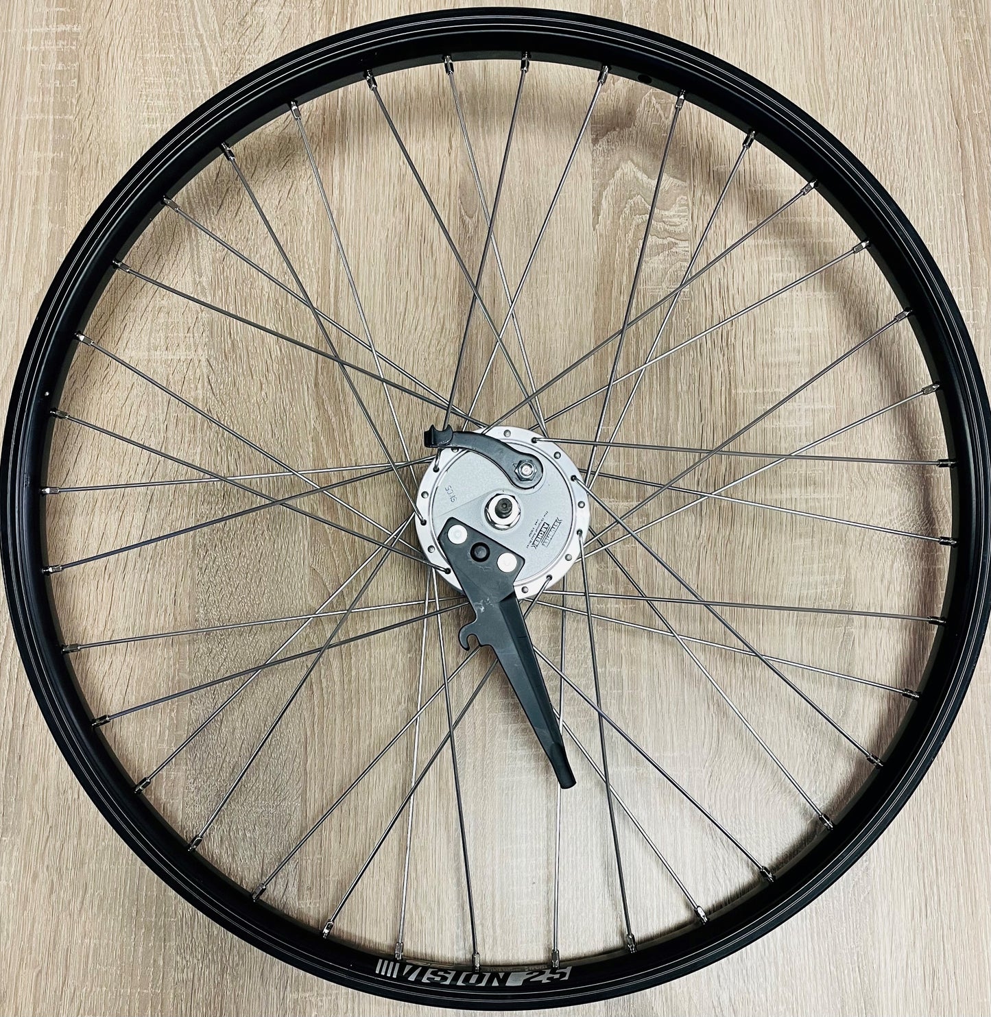 Voorwiel 26" - 559 Vision25 leenfiets zwart RVS spaken RB voornaaf+remplaat