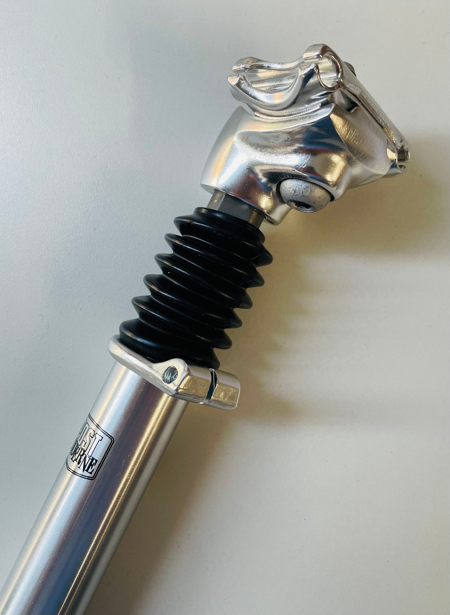 Post Moderne zadelpen verend 'laag' ATB 25.4 zilver