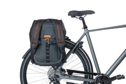 Basil 18087 Miles Tarpaulin fietsrugzak 17L. zwart oranje