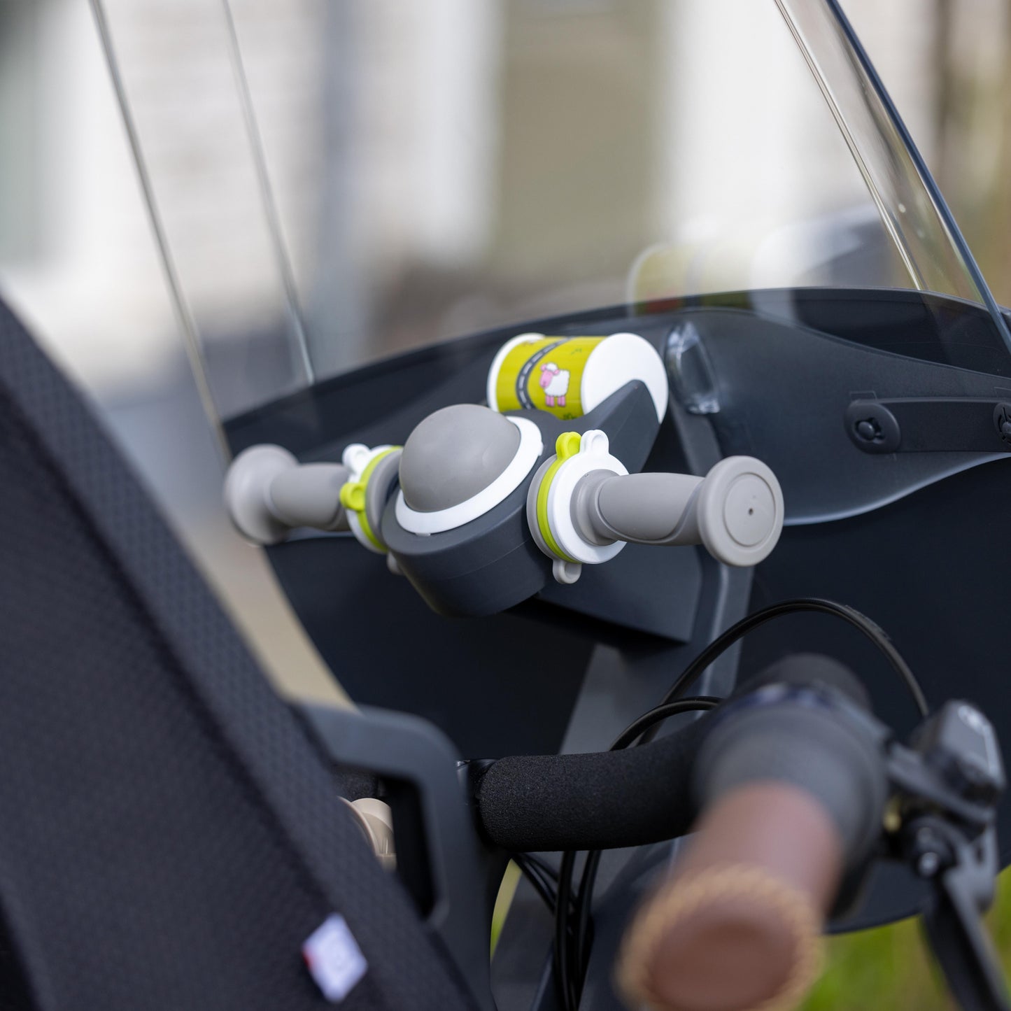 Qibbel Q807 Toybar met warm grijze handvatten